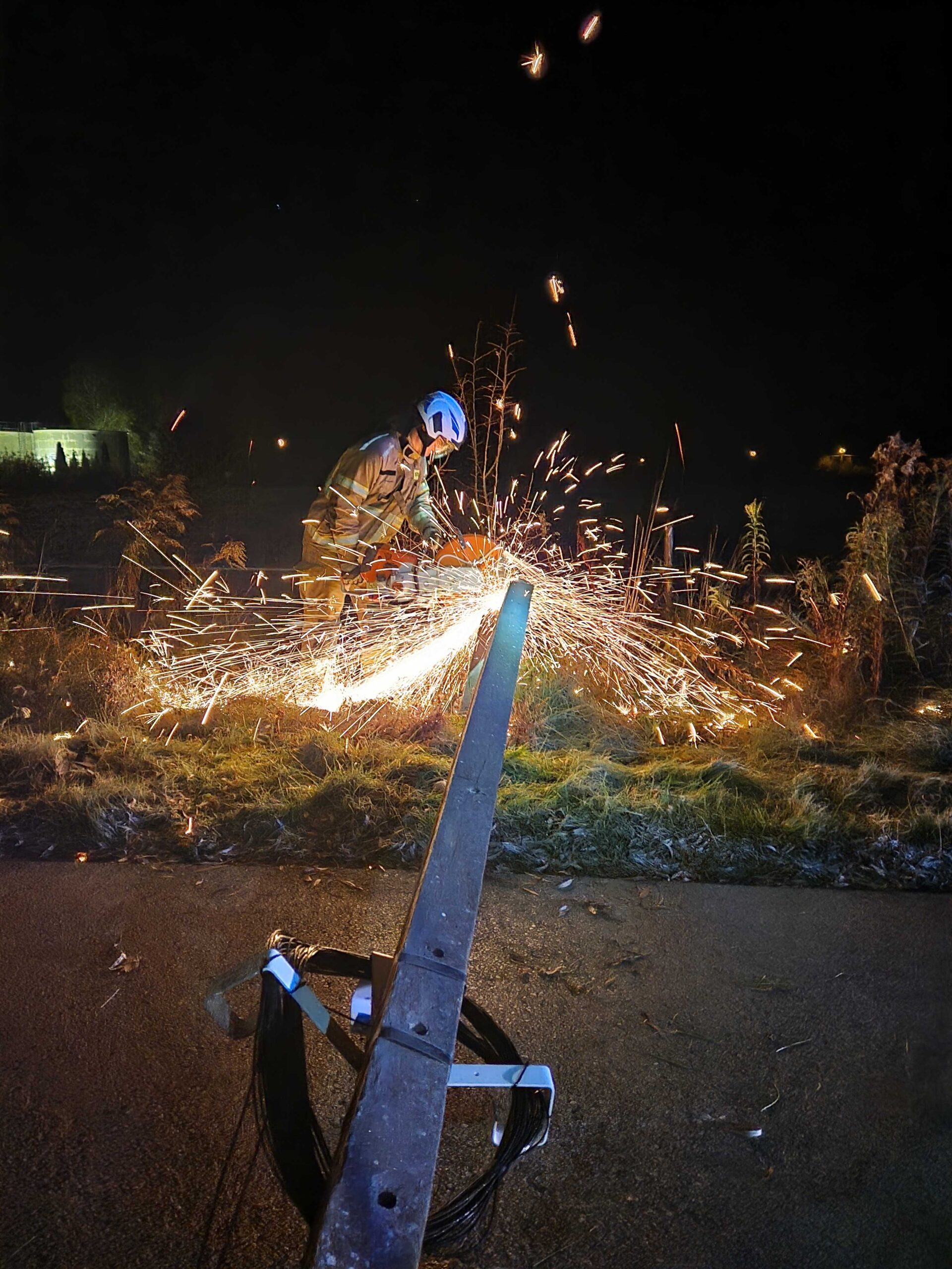 Zdjęcie przedstawiające cięcie słupa telekomunikacyjnego